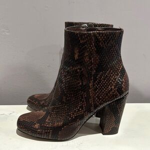 Steve Madden Brown Snakeskin Ankle Boots size 7